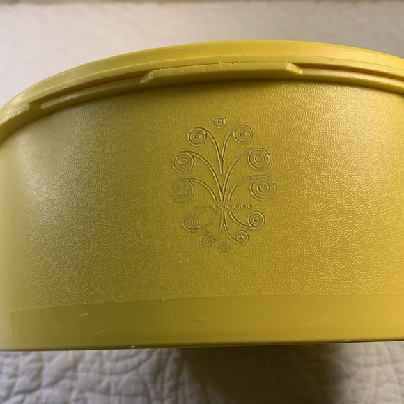 Tupperware Vintage yellow/Gold round Storage Container W/Lid light Coffee stain - Picture 8 of 8